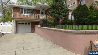 Building Photo - 469 Westview Ave