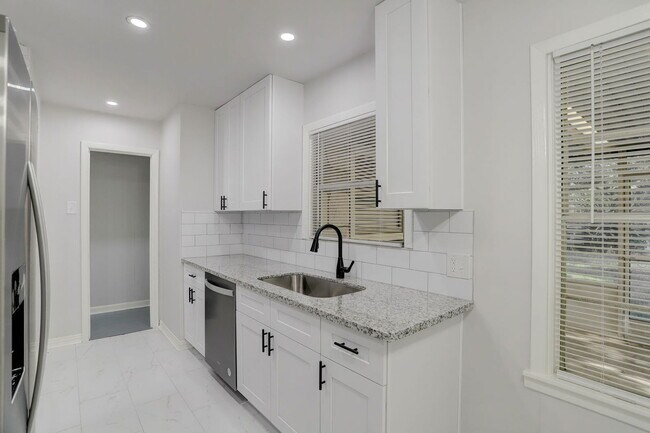 Building Photo - 1009 15th Ave N