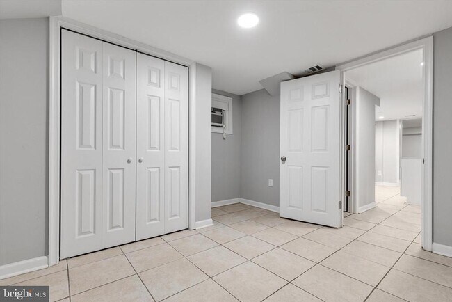 Building Photo - 6300 Knollbrook Dr