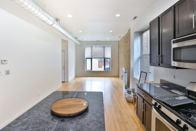 Photo - Amazing Noble Square Large (1600 s.f.) 3 Bedroom 2 Bath Duplex Apartment