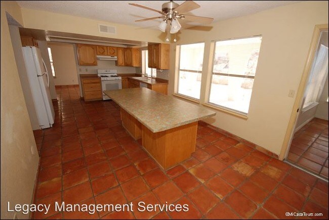 Building Photo - 656 Moondale Dr