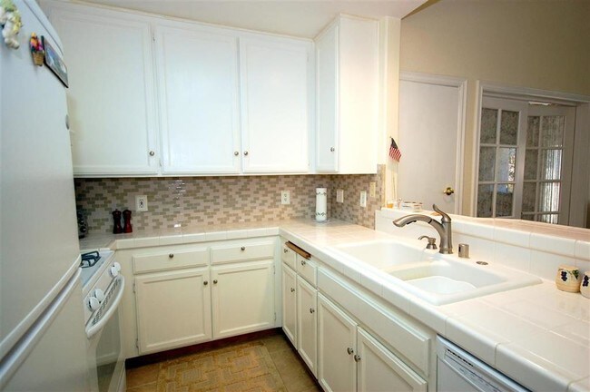 Building Photo - 320 Isthmus Way