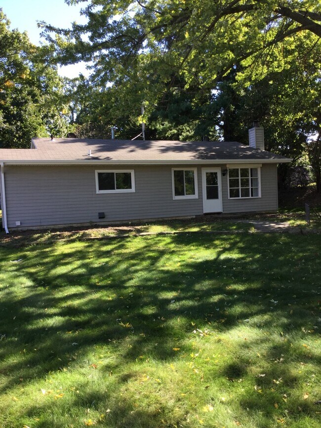 Foto del edificio - Secluded 3 Bedroom/1 Bath Ranch Home avail...