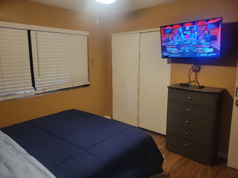 Building Photo - 405 Leonard Ave