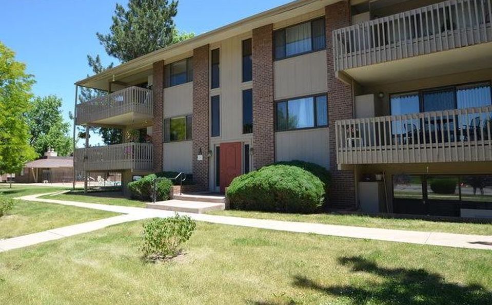 Foto principal - 2 Bed 1 Bath First Floor Corner Unit Manha...