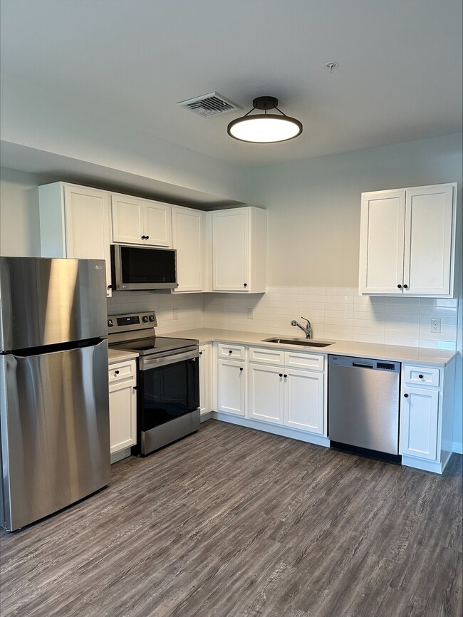 1-bedroom kitchen - 135 - 153 Waterman Ave