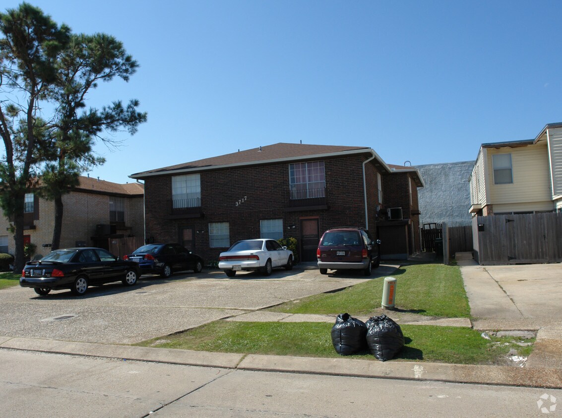 Primary Photo - 3717 Martinique Ave
