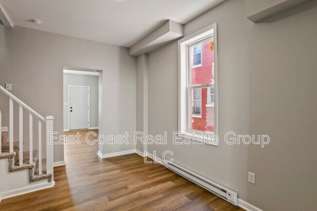 Building Photo - 128 1/2 S Locust St