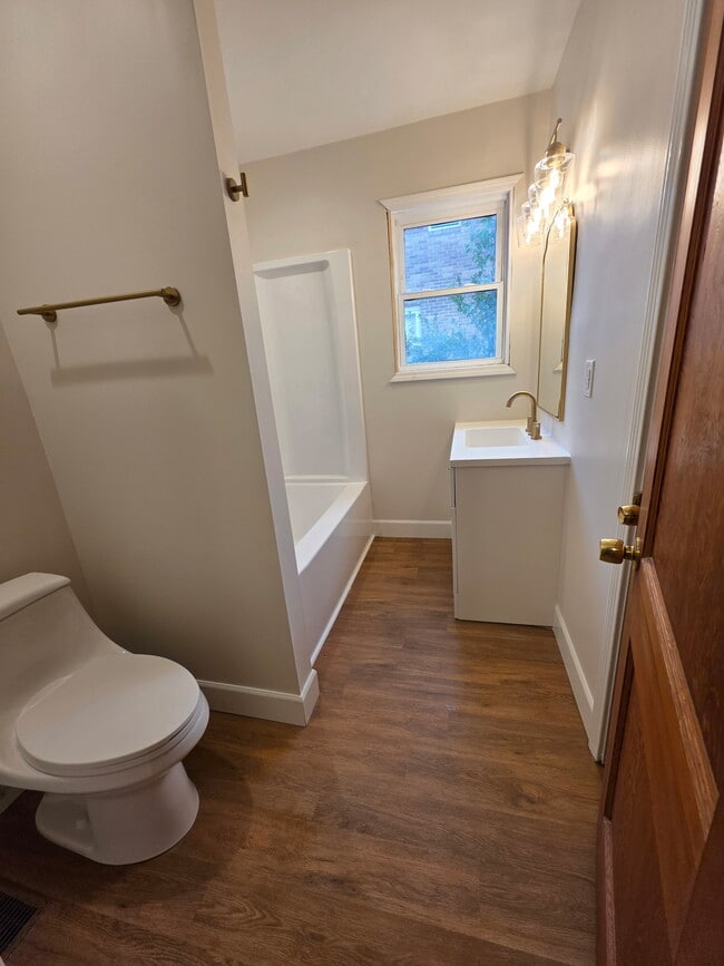 Building Photo - 612 Greenway Dr