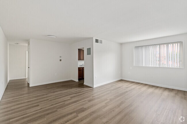 2 habitaciones, 1 baño - 900 pies cuadrados - Sala de estar - Queens Park Plaza Apartments