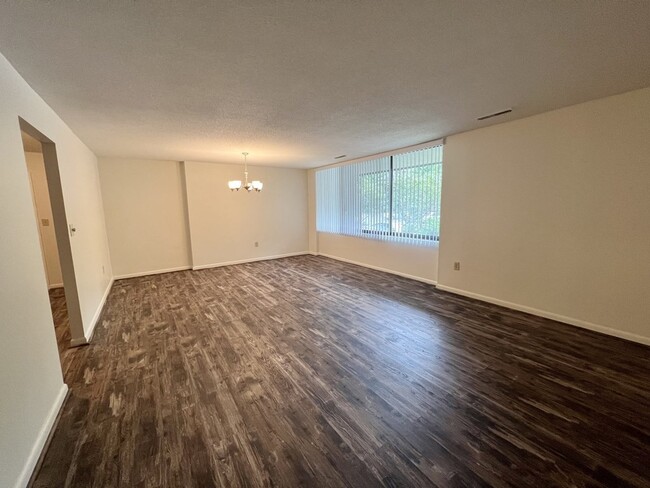 Foto del edificio - 1008 Paradise Rd