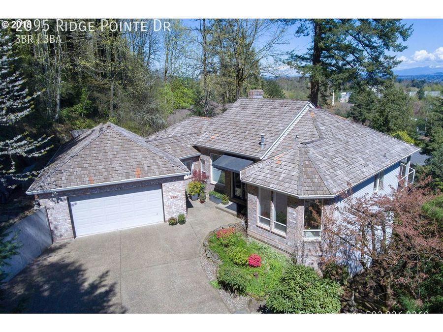 Primary Photo - Amazing Home in Lake Oswego with Incredibl...