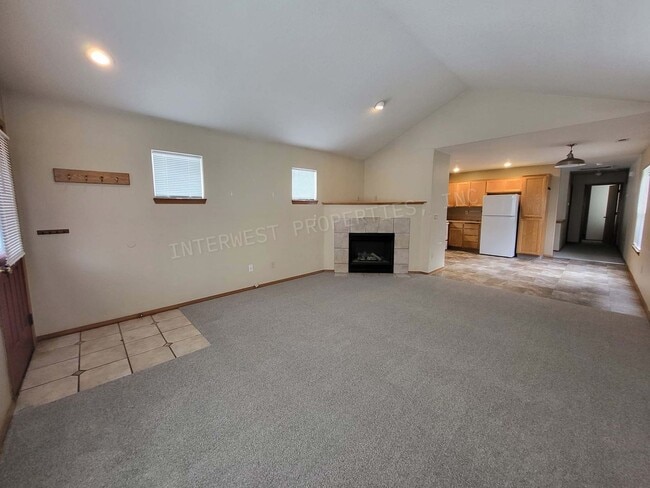 Building Photo - 3bd 2 ba Townhouse w/Washer/Dryer in Unit, Yard and Garage!