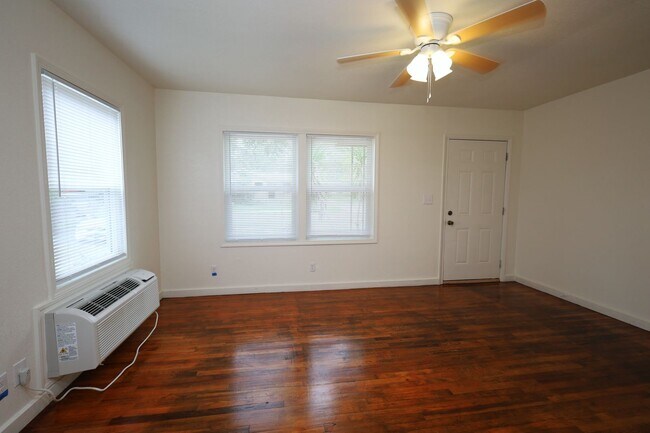 Foto del edificio - 1705 Clover Dr