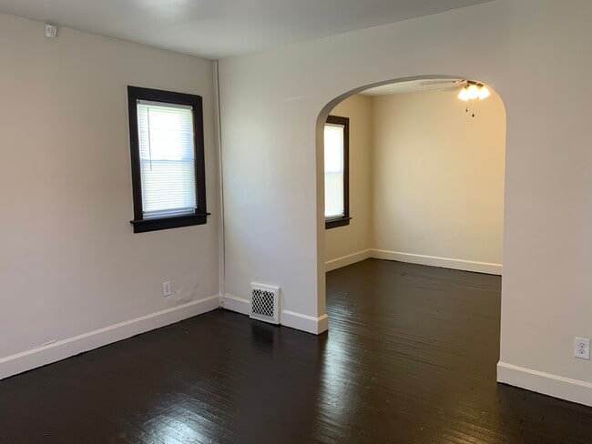 Building Photo - 1924 Maple Ave NE