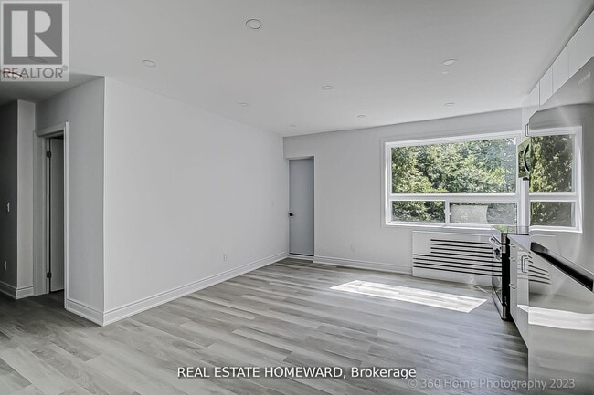 Building Photo - 419-419 Woodbine Ave