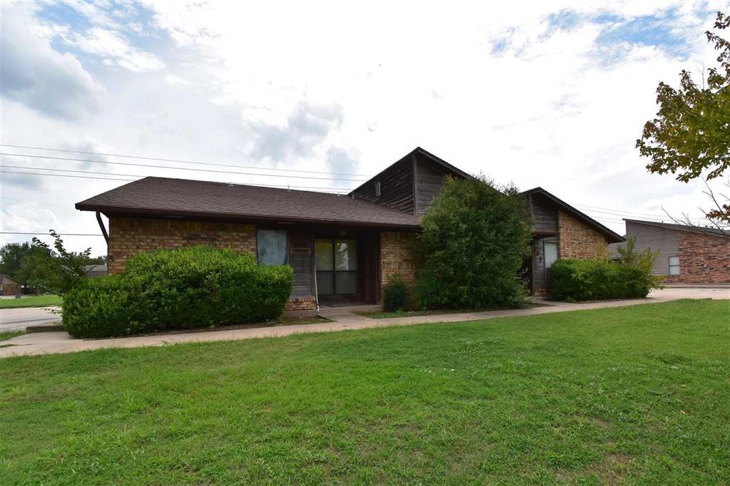 Primary Photo - 915 NE Rogers Ln