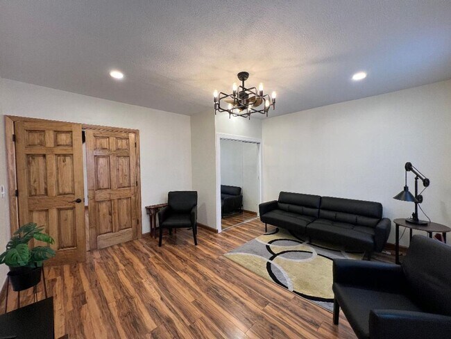 Foto del edificio - Detroid Shoreway Renovated  4 Bedroom, 2 Bath House with Detached Garage