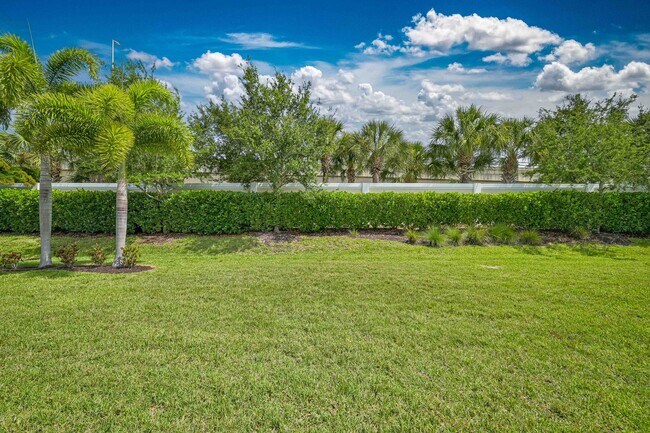 Foto del edificio - NOW AVAILABLE - 2/2 Plus Den Single Family Home in the Heart of Estero!