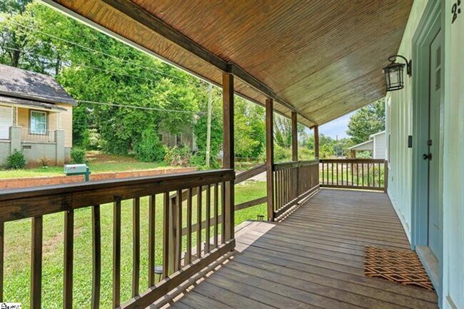Foto del edificio - 2 Bed, 2 Bath Fully Renovated Home Available in Greenville