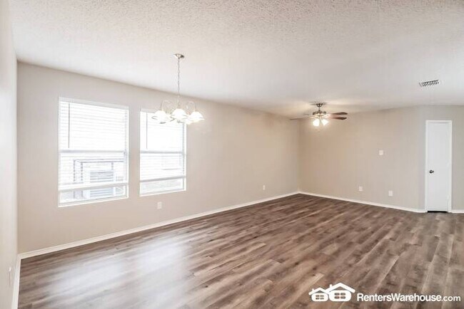 Building Photo - Newly renovated spacious 4 bed/2 bath, wit...