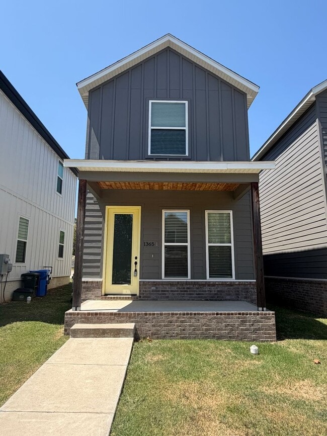 Building Photo - 1365 S Duncan Ave