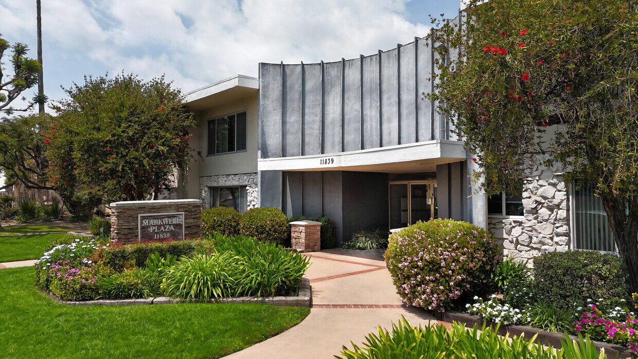 11839 Bulevar Magnolia - The Markwell Plaza