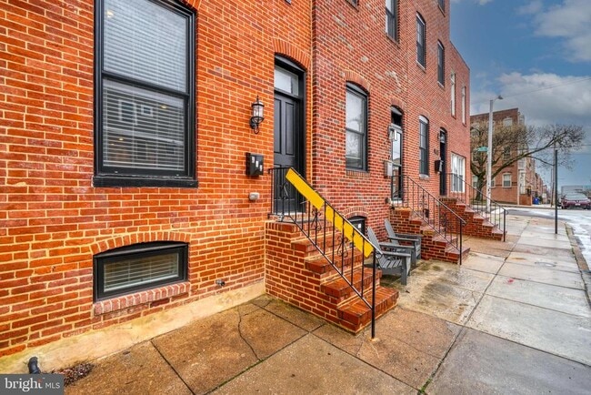 Building Photo - 939 Baylis St