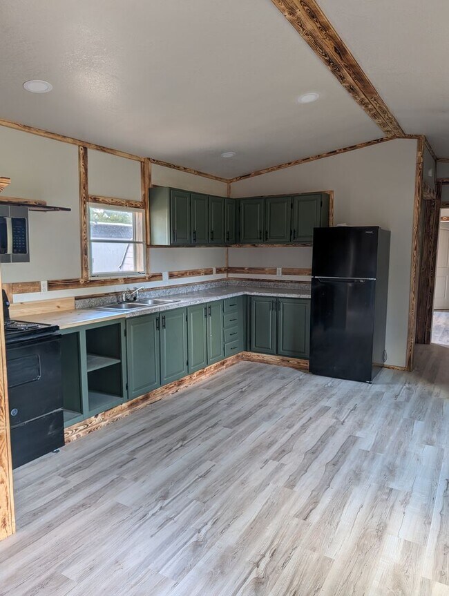 Building Photo - 1683 Stephens Dr