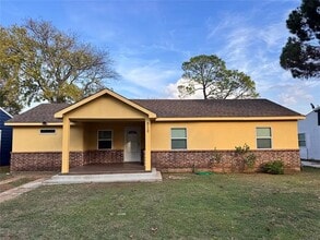 Building Photo - 912 Iowa St