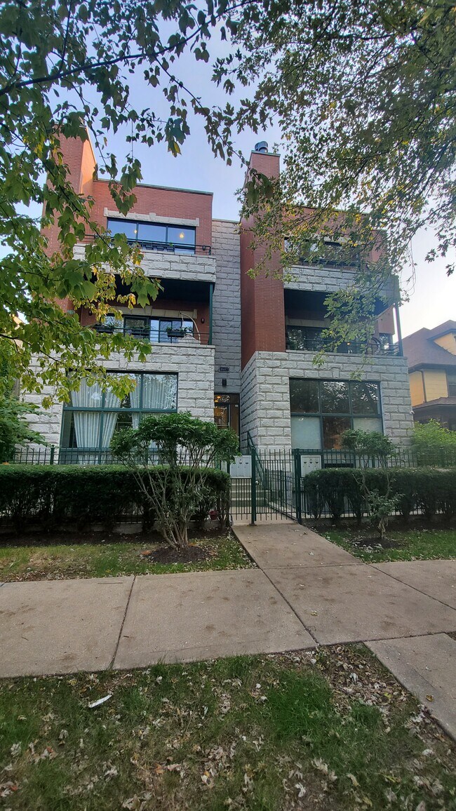 Foto del edificio - 1617 W Estes Ave