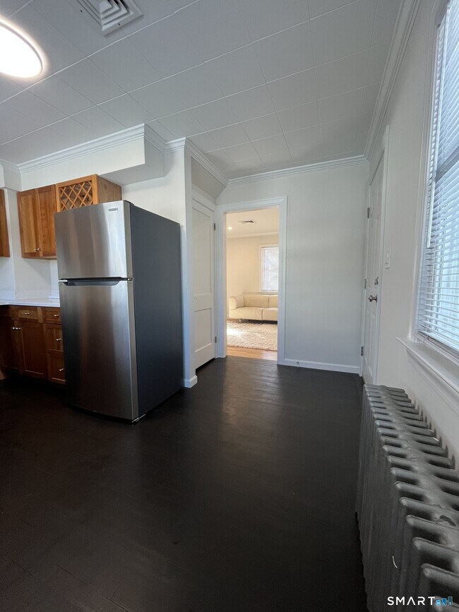 Foto del edificio - 54 McMullen Ave