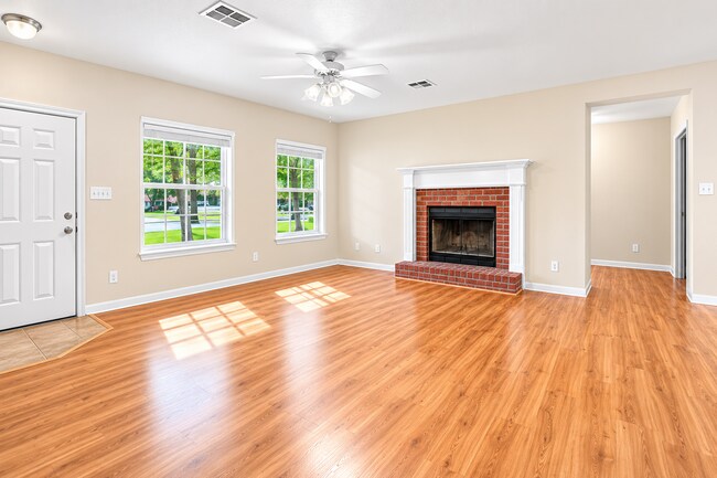 Foto del edificio - AVAILABLE AUGUST 5TH; APPLY AT OUR WEBSITE TODAY!!