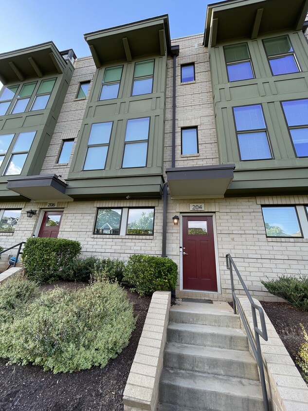 Primary Photo - 204 Wesley Heights Way