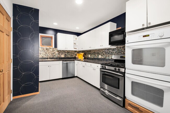 ¡Amplia cocina comedor! - 680 Belmont Ave