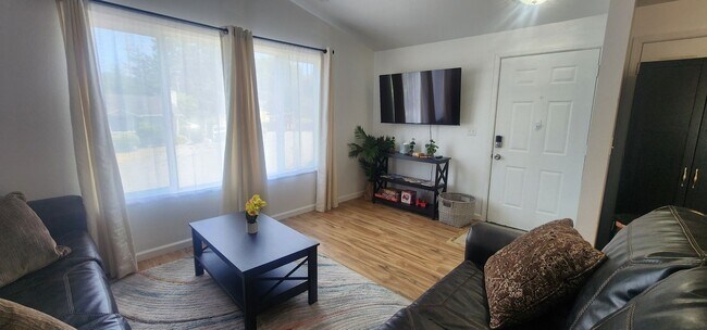 Foto del edificio - 4190 Hillside Ct