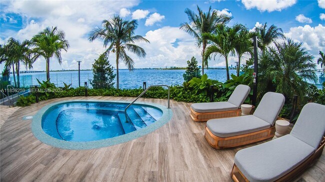 Foto del edificio - 700 NE 24th St