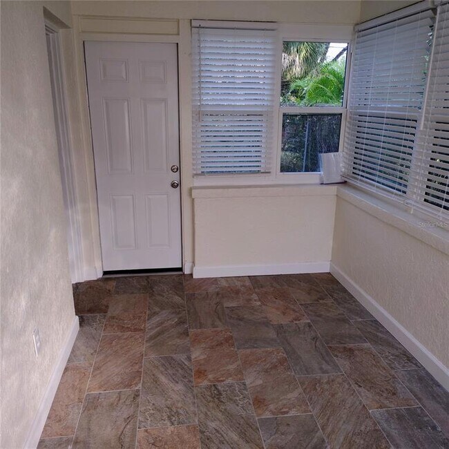 Foto del edificio - 2230 Grove St S