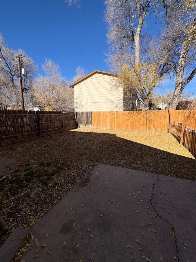Building Photo - 2 bedroom duplex with garage - Bennett
