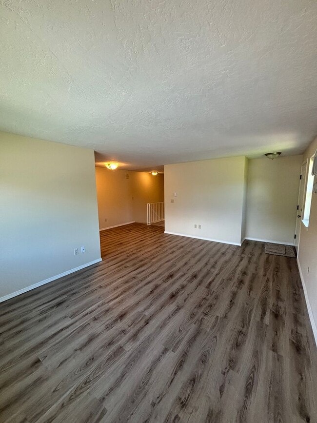 Building Photo - 13th St Townhome