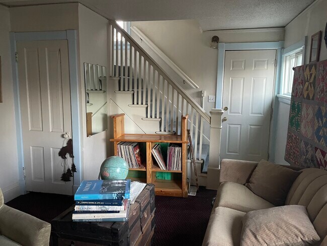 Building Photo - 526 1/2 E 7th St