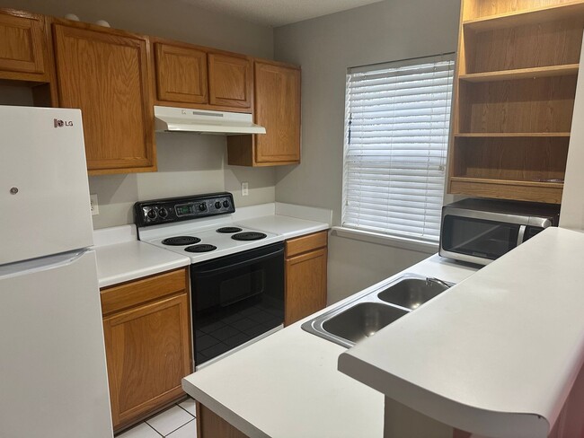 Foto del edificio - 2 Bedroom Townhome in Maplecrest Complex!!