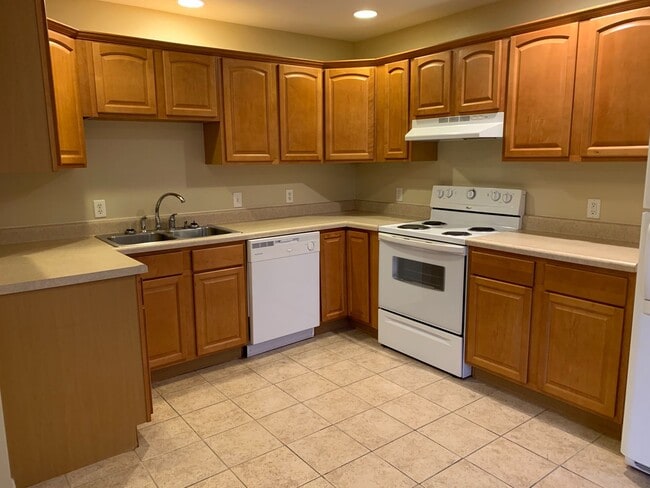 Building Photo - 3-bed, 2.5-bath townhouse in Tolono!