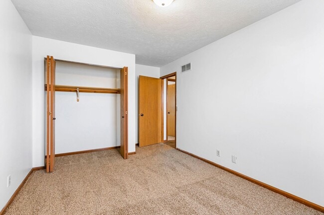 Building Photo - 5 bedroom Home In Neighborhood Close to Ca...