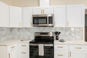 Building Photo - 102 E Val Verde St