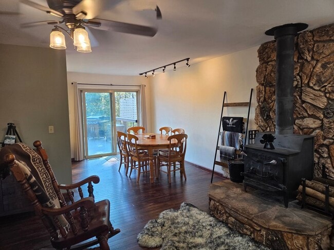 Building Photo - Spacious 3 Bedroom, 2 Bath Home with Bonus...