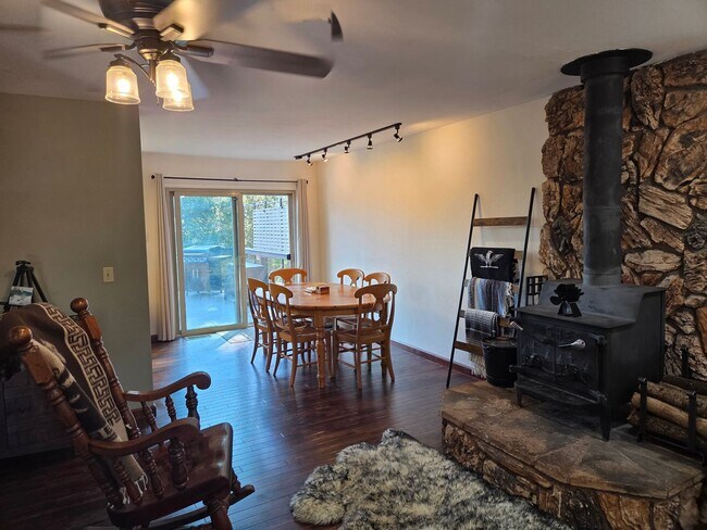 Foto del edificio - Spacious 3 Bedroom, 2 Bath Home with Bonus...