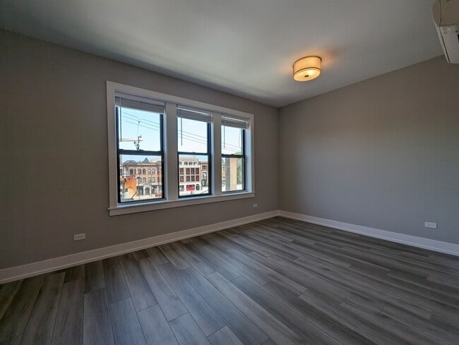 Building Photo - 3939 N Janssen Ave