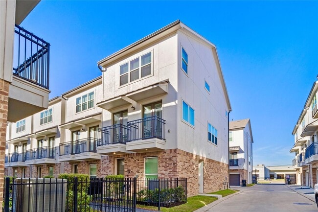 Building Photo - 1270 N Post Oak Rd