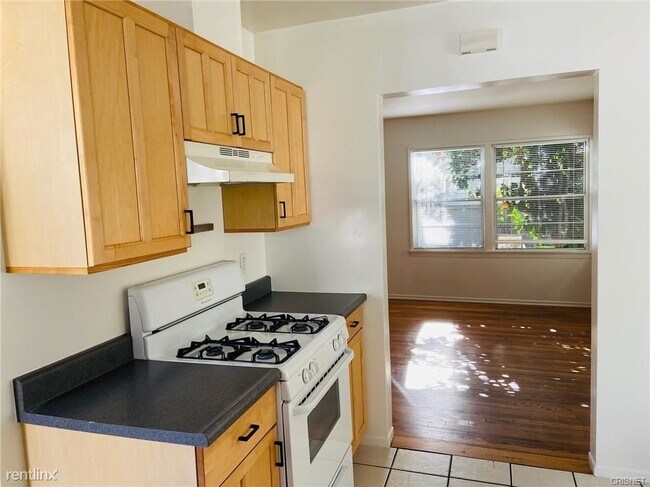 Building Photo - 2 br, 1 bath Triplex - 14307 Burbank Blvd